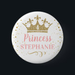 Badge Rond 5 Cm Fille d'anniversaire<br><div class="desc">Bouton d'anniversaire princesse personnalisée avec son nom customisé et son texte d'âge sur la couronne d'or! Parfait pour une petite fille de conte de fées royale princesse ou fête d'anniversaire à thème reine. Créez-en un pour la fille d'anniversaire,  et assortissez des boutons de faveur personnalisés pour tous vos invités!</div>