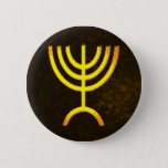 Badge Rond 5 Cm Flamme de Menorah<br><div class="desc">Un rendu numérique de la menorah juive à sept branches (hébreu : מְ וֹ נ רָ ‎). La menorah à sept branches, utilisée dans le sanctuaire portatif mis en place par Moïse dans le désert et plus tard dans le Temple de Jérusalem, est un symbole du judaïsme depuis des temps...</div>