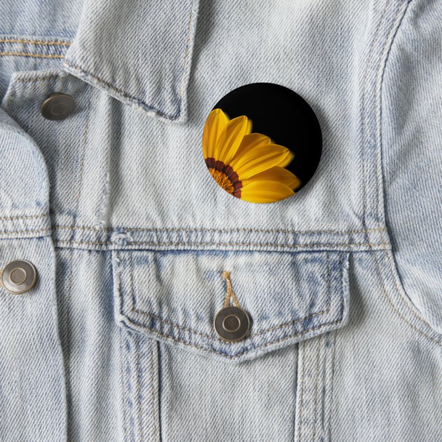 Badge Rond 5 Cm Fleur jaune sur arrière - plan noir (En situation)