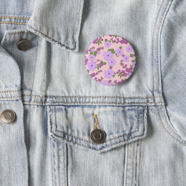 Badge Rond 5 Cm Fleurs Violettes, Modèle Floral, Motif De Fleurs (En situation)