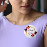 Badge Rond 5 Cm Floraux à l'eau de la mère de chambre bordeaux or<br><div class="desc">Un bouton bohème bohème branché pour une douche nuptiale. Décoré de roses de couleur aquarelle en bordeaux et rose. Arrière - plan blanc élégant. Un cadre géométrique en faux or. Avec le texte : Mère de la chambre écrite avec un script de style écrit à la main. Lettres de couleur...</div>