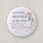 Badge Rond 5 Cm Frère d'un petit Fleur sauvage Baby Girl Douche<br><div class="desc">Célébrez l'arrivée prochaine de votre petit avec notre "Pin à boutons de douche pour fille Fleur sauvage rose", un complément parfait à tout baby shower avec son charmant thème fleur sauvage et rose. Cette épingle à boutons magnifiquement conçue comporte le mot "Fleur sauvage" en calligraphie classique et élégante, ornée d'un...</div>