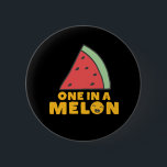 Badge Rond 5 Cm Fruit pastèque drôle et mignonne Pun One in A Melo<br><div class="desc">Un Dans Un Melon. Conception amusante et amusante de jeu de mots pour quelqu'un de spécial et digne de votre amour. Cette merchandise de pastèque mignonne et sucrée est idéale pour la journée ou la fête des pères de la mère. Parfait pour la Saint-Valentin ou la fête de l'amitié. Grand...</div>