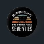 Badge Rond 5 Cm Funny 50th Birthday I’m From The 1970s<br><div class="desc">Idée cadeau d'humour d'anniversaire qui dit "Sois patient avec moi,  je viens du les années 70". Un grand cadeau pour maman ou papa fêtant leur 50e anniversaire !</div>