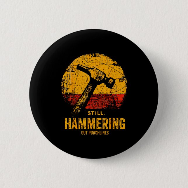 Badge Rond 5 Cm Funny Carpenter Still Hammering Out Punchlines Vin (Devant)