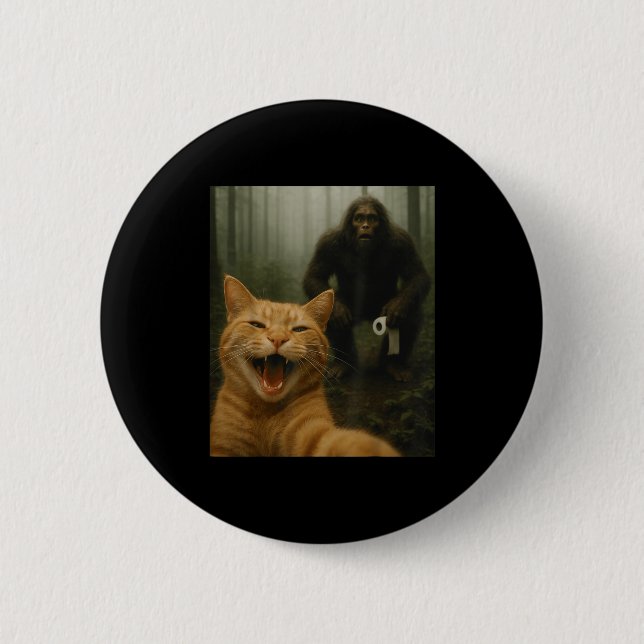 Badge Rond 5 Cm Funny Cat Surprised Happy Selfie With Bigfoot Sasq (Devant)