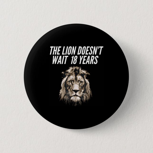 Badge Rond 5 Cm Funny Lion Meme The Lion Doesn't Wait 18 Years Gen (Devant)