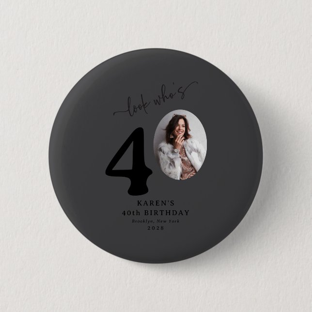 Badge Rond 5 Cm Funny Look Whos 40 Stylish 40th Birthday  (Devant)