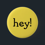 Badge Rond 5 Cm Funny Yellow hey! un mot message texte saluant<br><div class="desc">Un mot simple,  salut ! dans une jolie police noire sur un arrière - plan jaune. Vous pouvez tout customiser sur ce bouton ou l'acheter tel quel.</div>