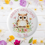 Badge Rond 5 Cm Grand grand-mère | Baby shower des bois<br><div class="desc">Les créatures des bois ont thème Grande grand-mère pour être bouton baby shower. Une douce aquarelle illustrant une chouette assise dans des fleurs entourée de fleurs.</div>