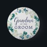 Badge Rond 5 Cm Grand-mère de la chambre à fleurs blanches classiq<br><div class="desc">Cette grand-mère aux fleurs blanches classiques du bouton du marié est parfaite pour une douche de mariage de printemps. L'élégante décoration florale est composée de roses blanches et d'ivoire,  de pivoines et de chrysanthèmes,  avec des touches de fleurs d'aquarelle bleu périvent et de feuillage vert.</div>