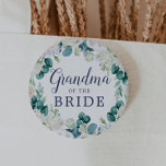 Badge Rond 5 Cm Grand-mère de la mariée aux fleurs blanches classi<br><div class="desc">Cette grand-mère aux fleurs blanches classiques du bouton de la mariée est parfaite pour une douche de mariage de printemps. L'élégante décoration florale est composée de roses blanches et d'ivoire,  de pivoines et de chrysanthèmes,  avec des touches de fleurs d'aquarelle bleu périvent et de feuillage vert.</div>