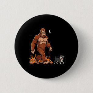Badge Rond 5 Cm Grand Pied Pug qui Marche Halloween Chien Sasquatc