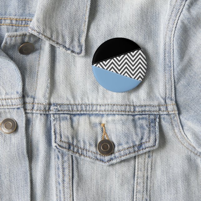 Badge Rond 5 Cm Gris Zigzag, Gris Chevron, Motif Zigzag, Bleu (En situation)
