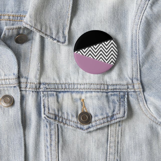 Badge Rond 5 Cm Gris Zigzag, Gris Chevron, Motif Zigzag, Violet (En situation)