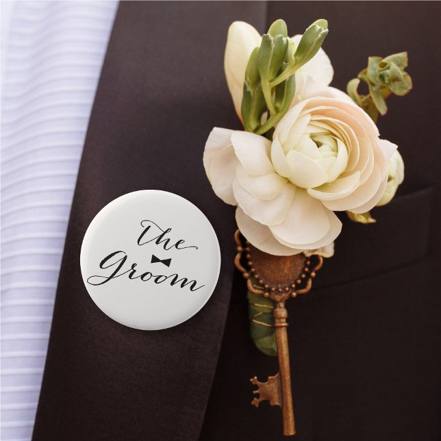 Badge Rond 5 Cm Groom Classic Script Bow Cravate Mariage fête nupt ('The Groom' Bow Tie Classic Script Calligraphy Wedding Rehearsal Pin Button @ fatfatin_blue_knot)