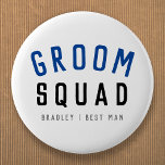 Badge Rond 5 Cm Groom Squad | Moderne Bachelor Groomsman Design<br><div class="desc">"Groom Squad" est un bouton d'art, simple et élégant, avec une typographie moderne et minimaliste en noir et bleu marine dans un style cool et tendance. Le slogan, le nom et le rôle peuvent facilement être personnalisés avec les noms de votre équipe de mariés, par exemple, marié, meilleur homme, prétentieux,...</div>