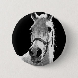 Badge Rond 5 Cm Gros plan Cheval blanc noir en nuit