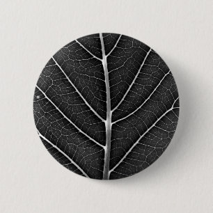 Badge Rond 5 Cm Gros plan sur une feuille noire et blanche lumineu
