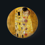 Badge Rond 5 Cm Gustav Klimt le bouton de baiser<br><div class="desc">Gustav Klimt le bouton de baiser. Peinture à l'huile d'illustration sur la toile à partir de 1907-1908. Le baiser est la peinture la plus connue de Gustav Klimt, un beau travail représentant la taille de sa période d'or. Un cadeau parfait pour les amants du symbolisme autrichien, le Gustav Klimt, et...</div>