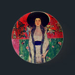 Badge Rond 5 Cm Gustav Klimt Portrait d'Adele Bloch-Bauer II<br><div class="desc">Bouton représentant la peinture à l’huile de Gustav Klimt Portrait d’Adele Bloch-Bauer II (1912). Une femme dans un casquette noir se dresse dans un magnifique paysage de rouge vif,  violet,  rose et vert avec des fleurs et des chevaux. Un grand cadeau pour les amateurs d'art Art Nouveau et autrichien.</div>