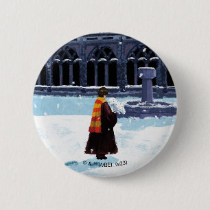 Badge Rond 5 Cm HARRY POTTER™ et Hedwig dans la cour de HOGWARTS™