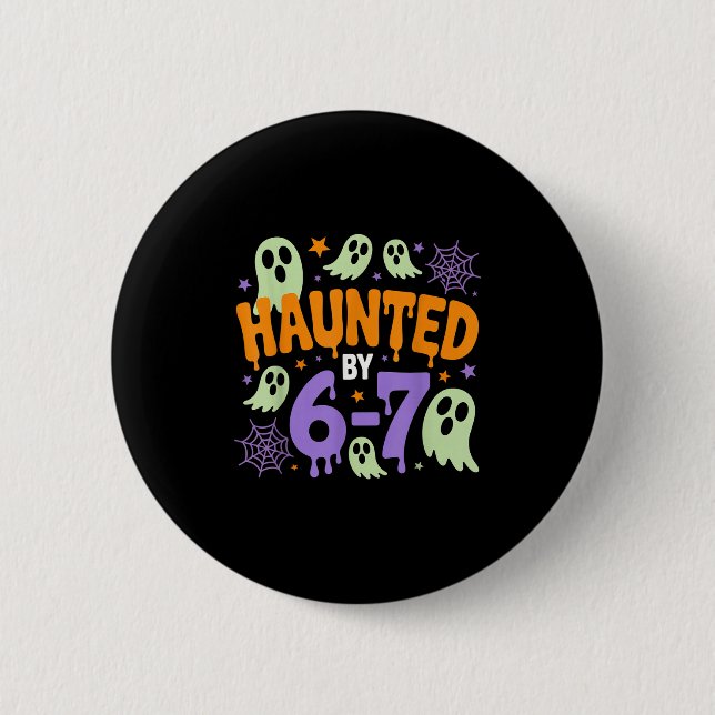Badge Rond 5 Cm Haunted By 67 - Drôle Costume Halloween 6 7 Six Se (Devant)