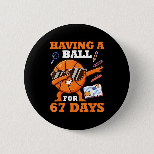 Badge Rond 5 Cm Having A Ball For 67 Days Dabbing Basketball Playe (Devant)