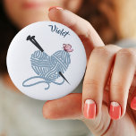 Badge Rond 5 Cm Heart Yarn Ball w. Aiguilles de tricot - Personnal<br><div class="desc">Personnalisez ce badge de bouton avec votre nom ou texte personnalisé. Le design comprend une boule en forme de coeur de fil avec aiguilles de tricot et un petit papillon. Le badge a une palette de couleurs de gris, rose et bleu. Consultez notre magasin pour trouver les articles correspondants et...</div>