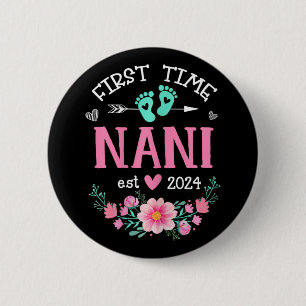 Badge Rond 5 Cm Heure Nani Est 2024 Grossesse florale Faire-part W