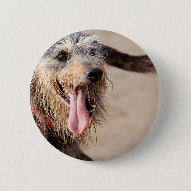 Badge Rond 5 Cm Heureux chien sur une plage (Devant)