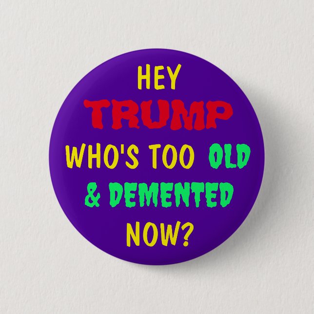 BADGE ROND 5 CM HEY TRUMP, QUI EST TROP VIEUX ET DÉMENTI MAINTENAN (Devant)