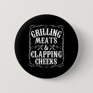 Badge Rond 5 Cm Hommes Grillant De La Viande Et Se Tapant Dans Le