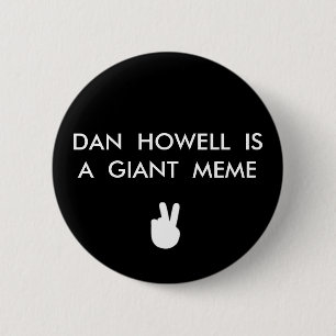 BADGE ROND 5 CM HOWELL DE DAN EST UN BOUTON GÉANT DE MEME