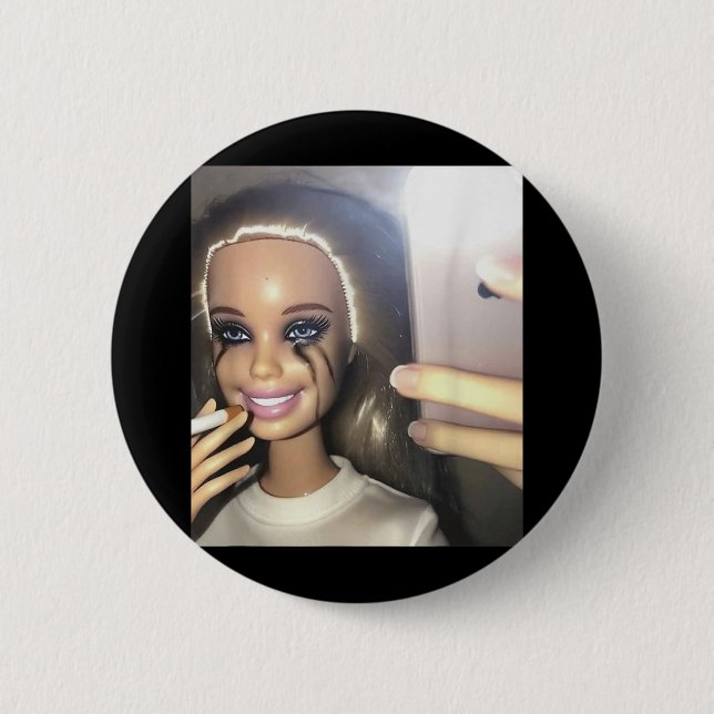 Badge Rond 5 Cm Humour foncé Poupée Fumer Selfie Parodie (Devant)
