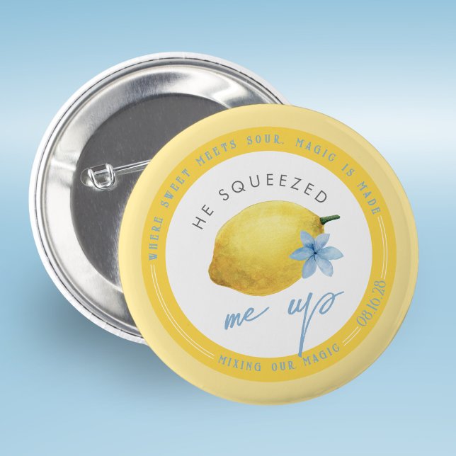Badge Rond 5 Cm Il m'a serré bouton pour la future mariée (He Squeezed Me Up Watercolor Lemon Button for the Bride to Be)