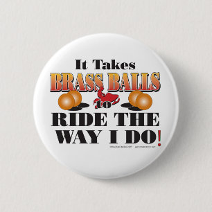 BADGE ROND 5 CM IL PREND DES BALLES-BALLES