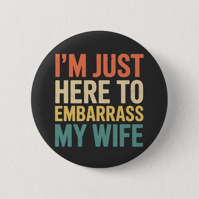 Badge Rond 5 Cm I'm Just Here To Embarrass My Wife Funny Husband  (Devant)