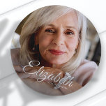 Badge Rond 5 Cm In Love Mémoire moderne Nom et conservation de pho<br><div class="desc">Ce design simple et classique est composé de typographie serif et d'ajouter une photo personnalisée.</div>