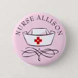 Badge Rond 5 Cm Infirmière Casquette Ajouter un nom Rose<br><div class="desc">Ce bouton est muni d'un casquette d'infirmière avec une croix et une floraison décorative ci-dessous. Ci-dessus est le nom d'une infirmière que vous pouvez personnaliser. L'Arrière - plan est rose mais peut être customisé. Parfait pour une infirmière ou un diplômé d'une école de sciences infirmières.</div>