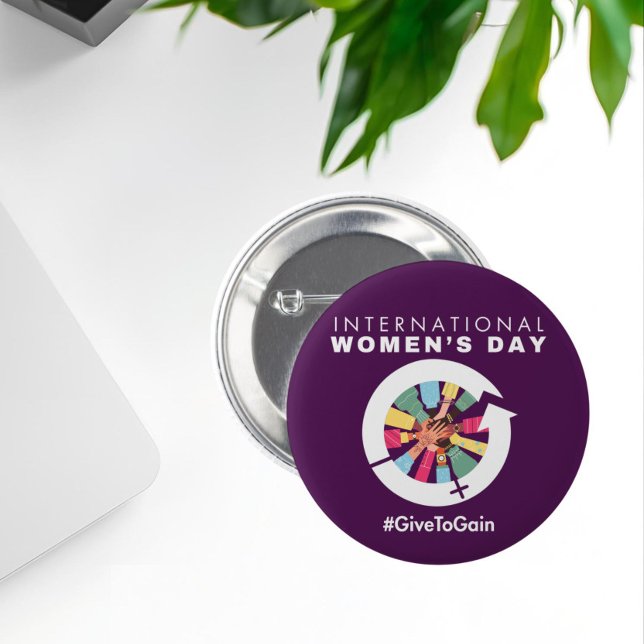 Badge Rond 5 Cm International Women’s Day 2026 Give To Gain (Créateur téléchargé)