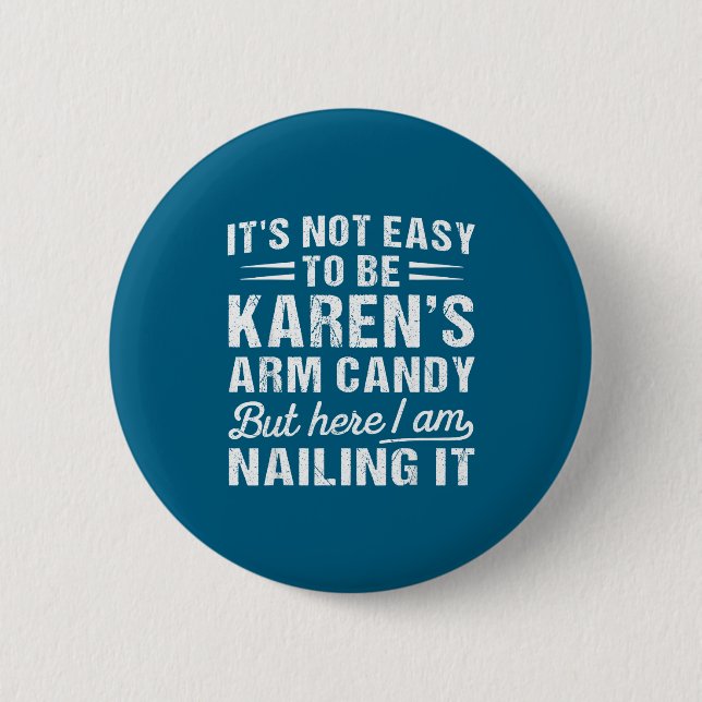 Badge Rond 5 Cm Its-not-easy To Be Karen's Arm Candy Funny Husband (Devant)