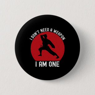 Badge Rond 5 Cm Je n'ai pas besoin d'une arme, j'en suis une drôle
