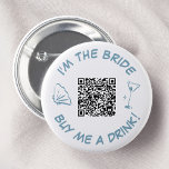 Badge Rond 5 Cm Je suis La Mariée Achète-moi un verre Code QR<br><div class="desc">Faites un splash à la fête de la bachelorette avec ce bouton "Je suis la mariée, achetez-moi un verre !". Doté d'un coquillage bleu poussiéreux et d'un verre à martini, ce design est tout aussi rafraîchissant qu'un cocktail balnéaire. Avec un code QR pratique, il est facile pour les amis de...</div>