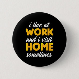 Badge Rond 5 Cm Je vis au travail et je rentre chez moi parfois po