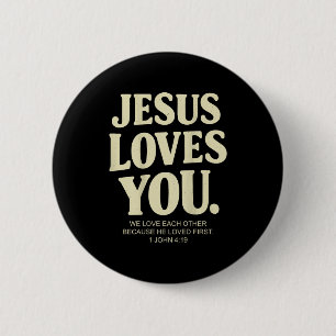 Badge Rond 5 Cm Jésus aime verset biblique chrétien 1 jean 4_19 (s