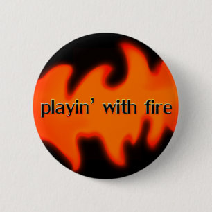 Badge Rond 5 Cm Jeu avec le feu avec le bouton de flammes
