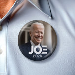 Badge Rond 5 Cm Joe Biden 2024 for President Photo<br><div class="desc">A striking photo of Joe Biden smiling in front of the White House. A classic campaign design featuring a picture of the man running for president in the 2024 election. Check our store for other candidates and campaigns.</div>