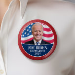Badge Rond 5 Cm Joe Biden 2024 Photo - Drapeau américain frontière<br><div class="desc">Un design traditionnel avec une photo de Biden avec un drapeau américain agitant dans l'arrière - plan. Les polices classiques sont utilisées pour en faire un design classique pour cette élection. Il est candidat aux élections de 2024 dans la primaire démocrate.</div>