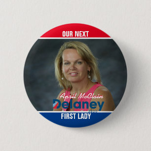 Badge Rond 5 Cm John Delaney 2020 : April Delaney pour la Première